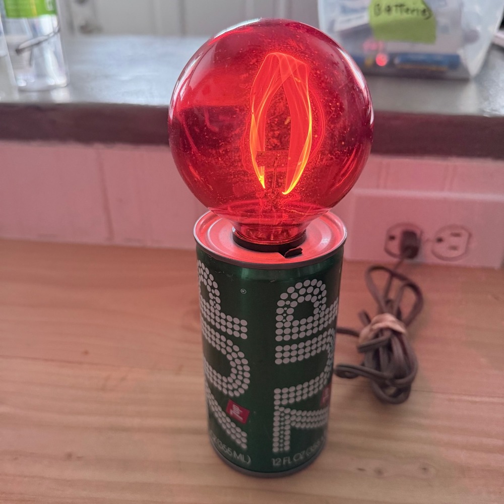 Vintage 1970s 7-Up The UnCola Soda Can Lamp Novelty Flicker Bulb Works